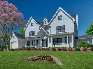 Extraordinary New Construction in a Prime Location