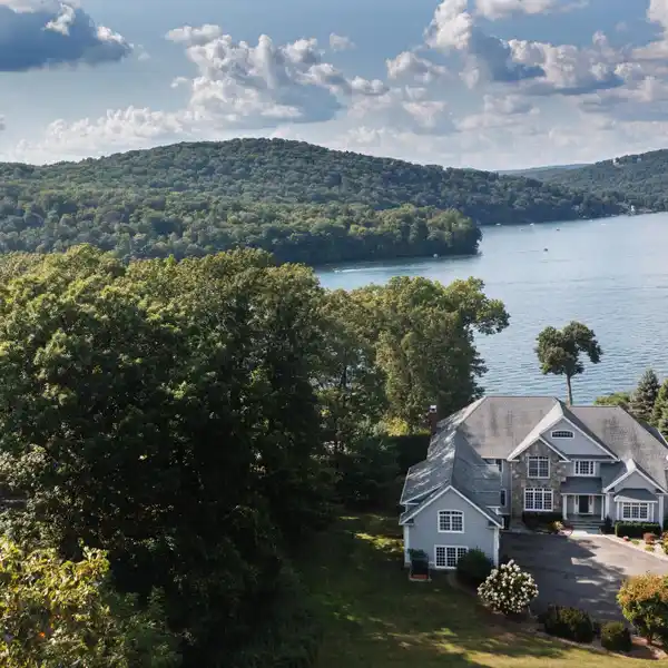 INCREDIBLE LAKEFRONT OASIS