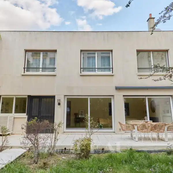 ELEGANT MID-CENTURY PROPERTY WITH LARGE PRIVATE GARDEN