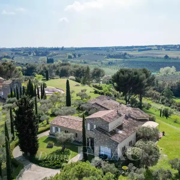 EXPANSIVE VILLA ON 9.5 ACRES