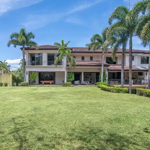 ELEGANT LIVING SURROUNDED BY NATURAL BEAUTY