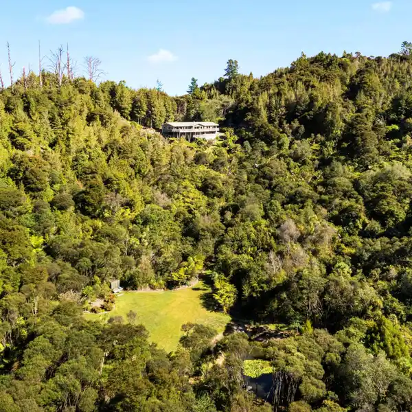 SECLUDED HAVEN WITH UNINTERRUPTED VIEWS