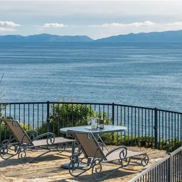 TRULY RARE BLUFF-TOP HOME IN LUNADA POINT