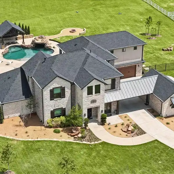 MODEL-LIKE HOME IN AN EQUESTRIAN COMMUNITY