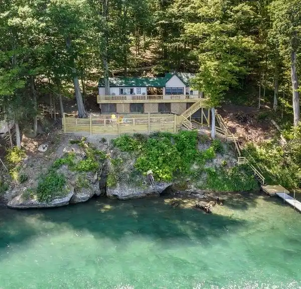 CHARMING LAKESIDE RETREAT WITH PRIVATE BUNKHOUSE