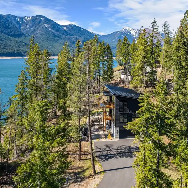 NEW MOUNTAIN MODERN HOME ON LAKE CLE ELUM