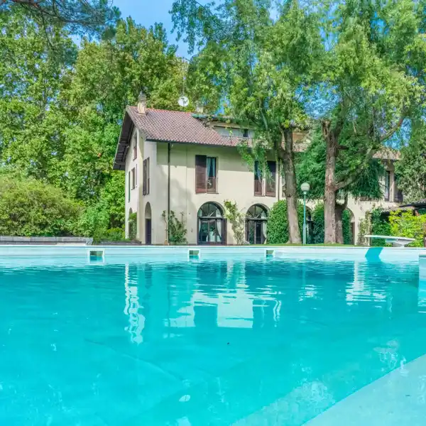 HISTORIC VILLA FACING THE TICINO RIVER
