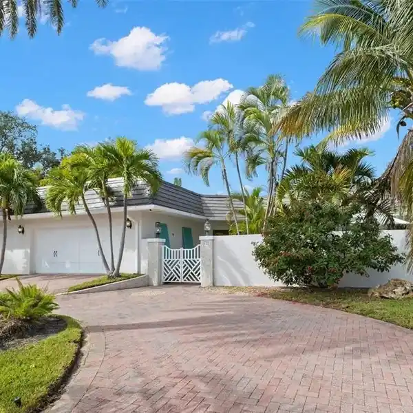 COASTAL CONTEMPORARY RETREAT WITH ELEGANT INDOOR-OUTDOOR LIVING