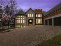 IDEAL LAKEFRONT SETTING