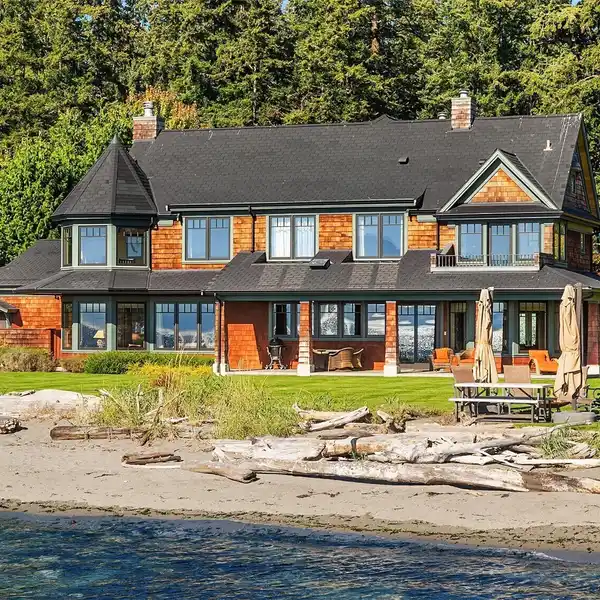 WHERE TIMELESS ELEGANCE MEETS THE SEA