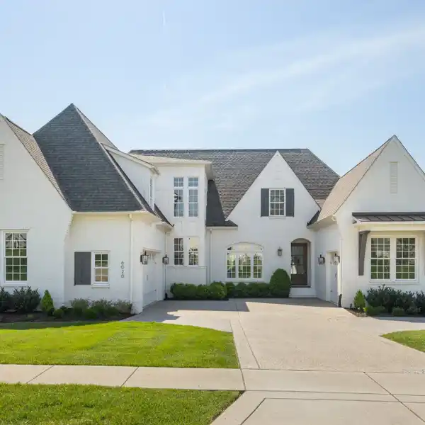 CHEF’S KITCHEN ANCHORS SPACIOUS ENTERTAINER’S LAYOUT