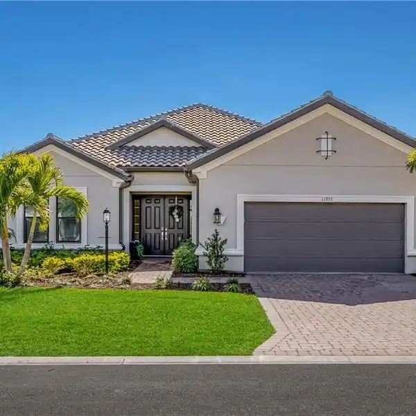 GRAND ESTATE HOME IN THE ESPLANADE LAKE CLUB