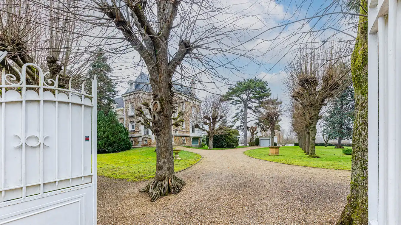 Exceptional Residence in the Island of Villennes