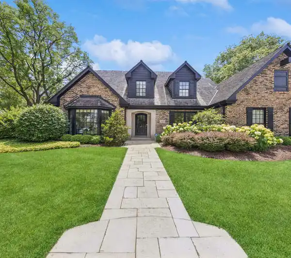 IDYLLIC SUBURBAN RESIDENCE