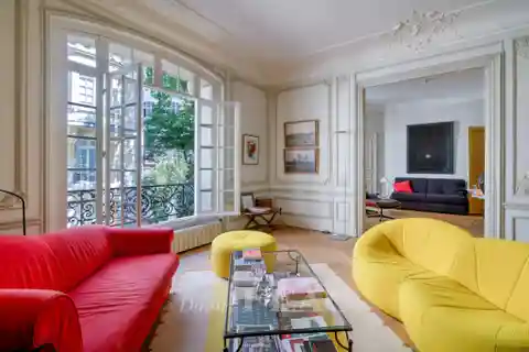 Spacious Apartment Overlooking Peaceful Garden
