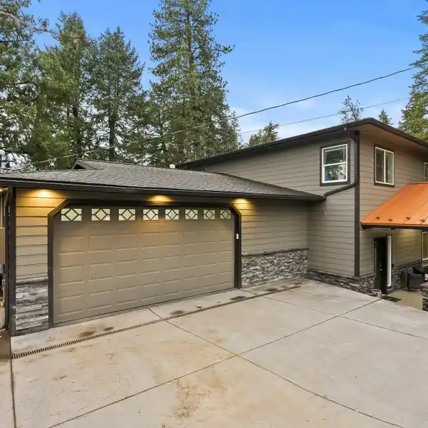 YEAR-ROUND LAKE LIVING DREAM