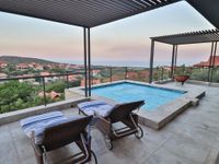 SOPHISTICATED LIVING AND ENTERTAINING WITH SPECTACULAR VIEWS