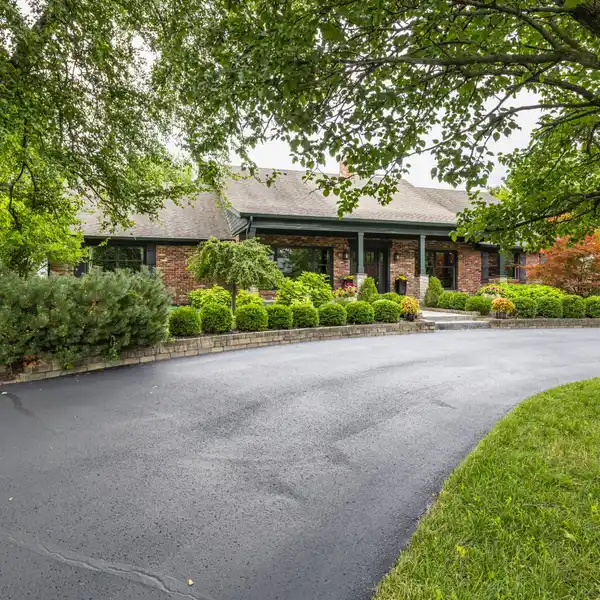 PRIVATE SANCTUARY WITH CARRIAGE HOUSE