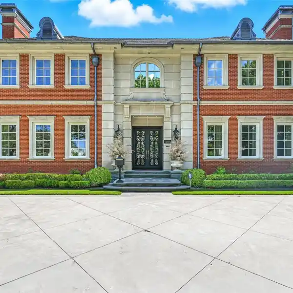 TIMELESS LUXURY ESTATE IN HIGHLAND PARK