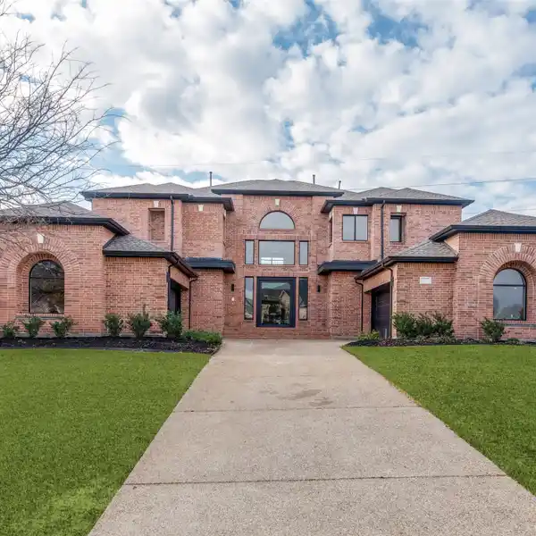 BEAUTIFUL RESIDENCE LOCATED IN SOUGHT-AFTER LAKES OF LA CIMA