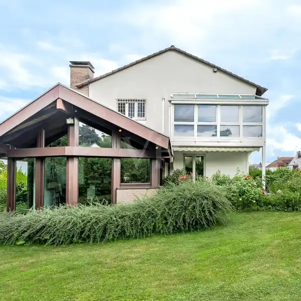 DIGNIFIED LIVING IN STYLISH SURROUNDINGS