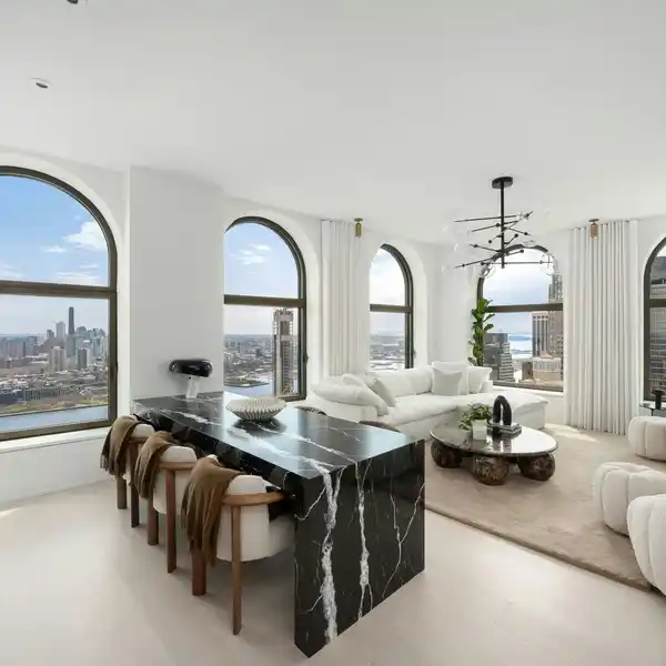 OVERSIZED CORNER ONE BEDROOM HIGH-FLOOR RESIDENCE