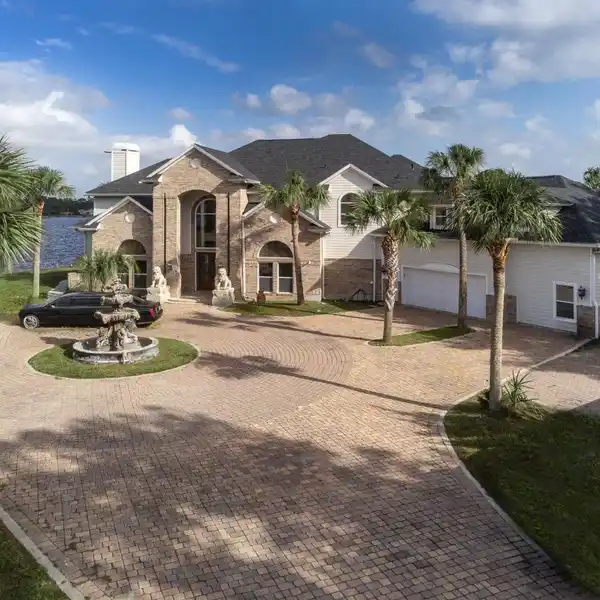 EXQUISITE ESTATE ON A PRIVATE PENINSULA