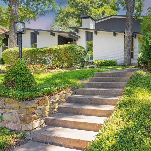 MID-CENTURY MARVEL NESTLED IN WHITE ROCK