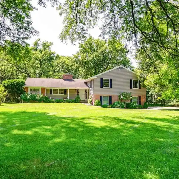 SPACIOUS, BRIGHT LIVING NEAR LAKE MICHIGAN VIEWS