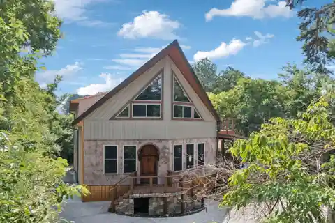 Eclectic Haven in a Tranquil Cul-De-Sac