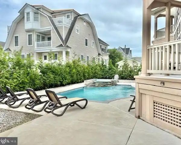 ARCHITECTURALLY DISTINCTIVE OCTAGON-STYLE RESIDENCE