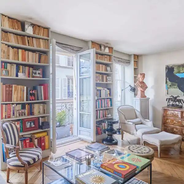 ELEGANT 2ND-FLOOR HOME IN HISTORIC BUILDING