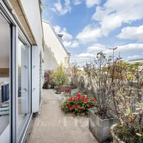 PEACEFUL DUAL-ASPECT APARTMENT