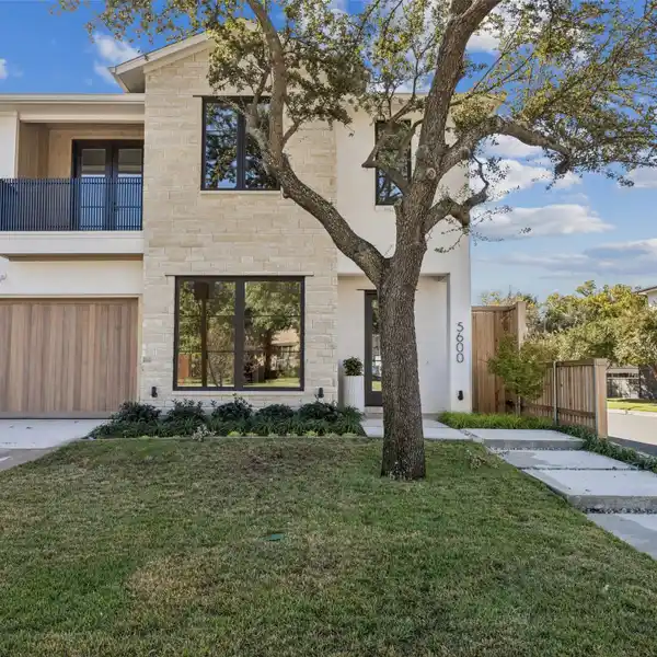 CONTEMPORARY ELEGANCE WITH THOUGHTFUL DESIGN