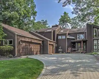 Beautiful Lakefront Home in Shorewood Forest
