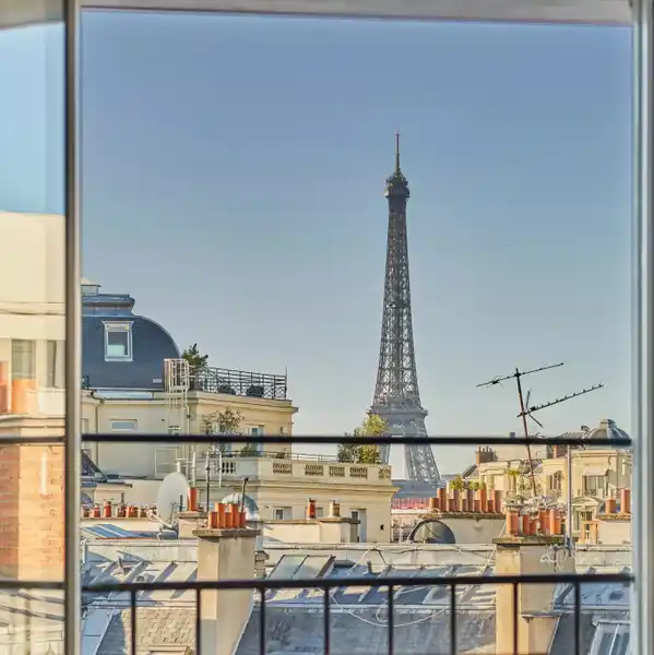 PANORAMIC PARIS VIEWS FROM A CHIC RENOVATED RESIDENCE