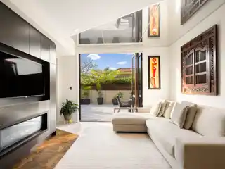 Luxurious Courtyard Apartment in a Boutique Building