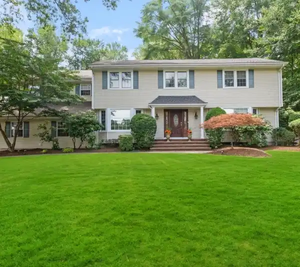 IMMACULATE CLASSIC CENTER HALL COLONIAL