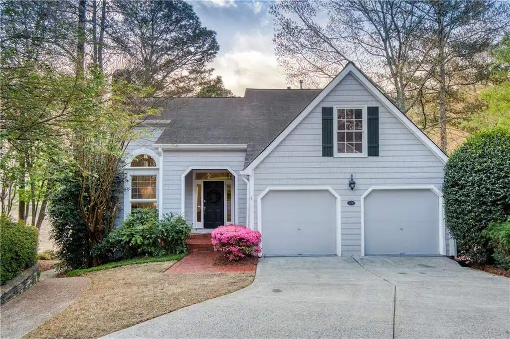 Peaceful Waterfront Living in the Spinnakers of Windward