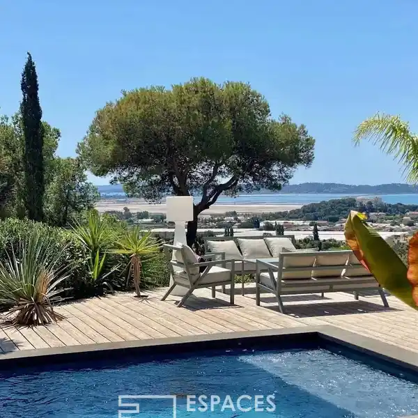 CONTEMPORARY HOME FACING THE SEA