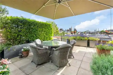 Superb Sub-Penthouse Apartment with Huge Terrace