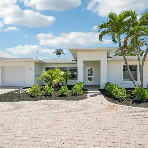 WATERFRONT POOL HOME IN SIESTA ISLES
