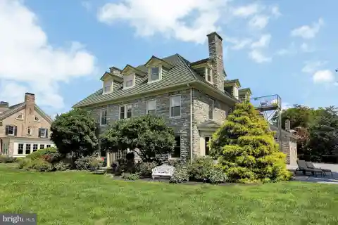 Historic Riverfront Mansion in Harrisburg City