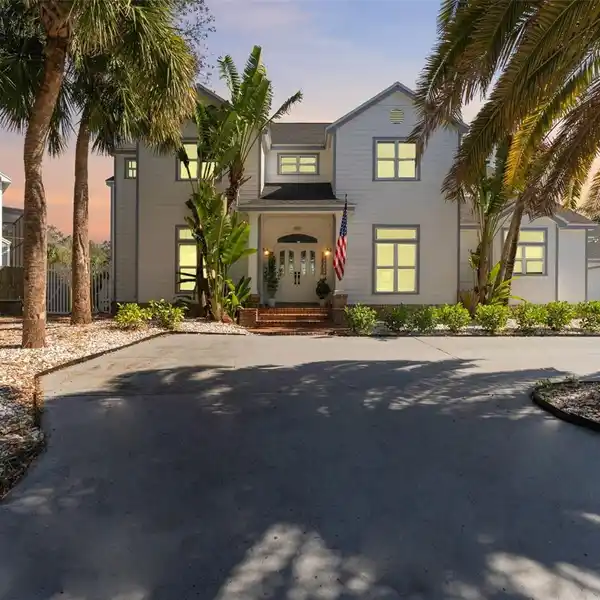 BEAUTIFULLY DESIGNED HOME IN SOUGHT-AFTER SUNSET PARK
