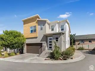 Extraordinary Modern Green Luxury Residence