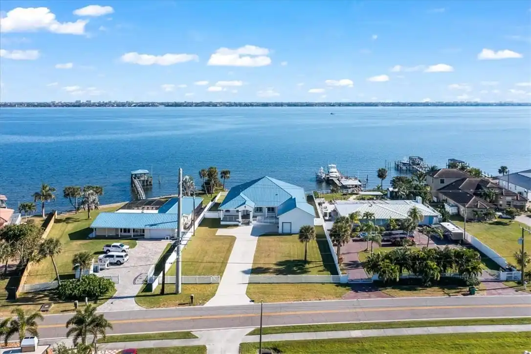 New Custom Riverfront Dream Home