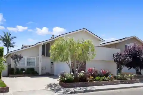 Entertainer’s Dream with Built-In Dry Bar