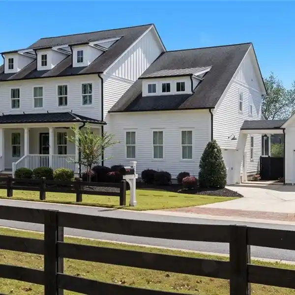 BEAUTIFULLY DESIGNED MODERN FARMHOUSE