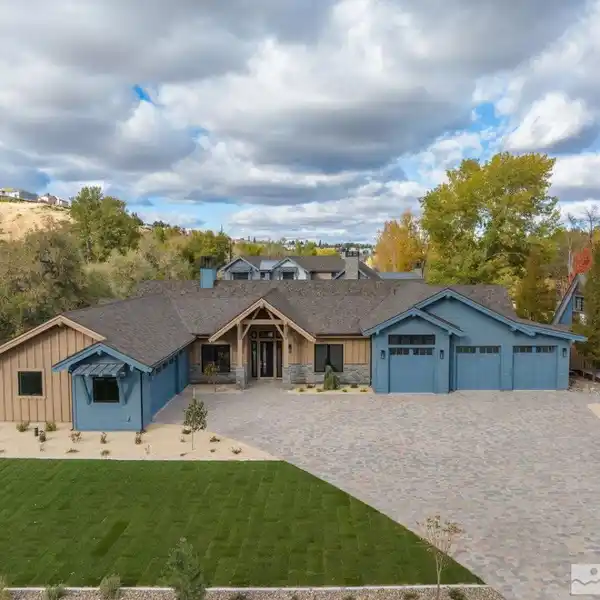 HIGH-END HOME IN AN EXCLUSIVE GATED COMMUNITY