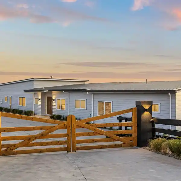 LUXURIOUS RESIDENCE ON GENEROUS ROLLING FARMLAND